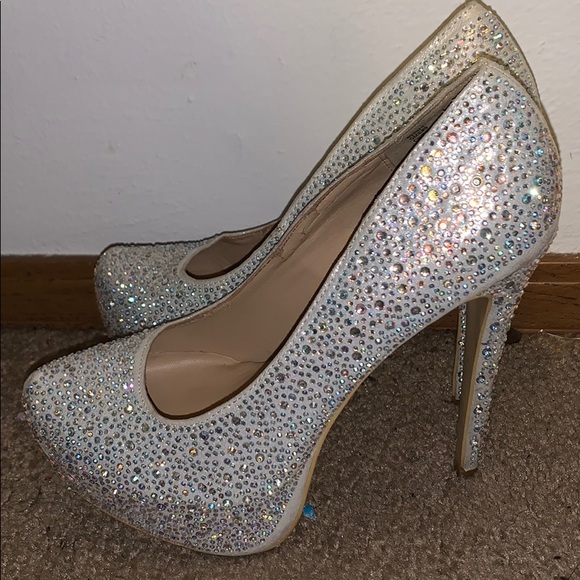 Charlotte Russe Silver Jeweled Shoes Size 8 - Picture 4 of 7